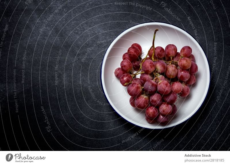 Traubenstrauß auf Teller Weintrauben Haufen reif Frucht frisch Gesundheit Lebensmittel süß Beeren Natur Dessert Ernährung Ast saftig purpur Ernte rot natürlich