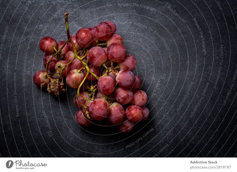 Traubenstrauß Weintrauben Haufen reif Frucht frisch Gesundheit Lebensmittel süß Beeren Natur Dessert Ernährung Ast saftig purpur Ernte rot natürlich lecker