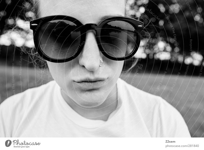 schnute Lifestyle Stil Junge Frau Jugendliche 1 Mensch 18-30 Jahre Erwachsene Landschaft Sträucher Piercing Sonnenbrille Erholung Blick blond frech lustig