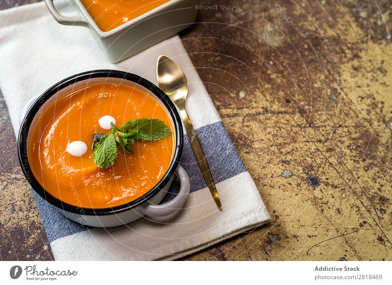 Kürbiscreme auf Schüssel Creme Suppe Gesunde Ernährung Eintopf Kürbisrohre Gemüse Vegetarische Ernährung Tradition gebastelt Löffel Serviette Holz Teller