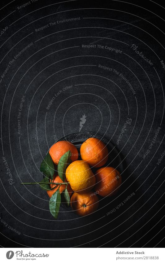 Orangen auf dunklem Hintergrund trinken Hintergrundbild Getränk Gesundheit Frühstück Zitrusfrüchte Gewürznelke Entzug Diät Lebensmittel frisch Frucht grün Saft