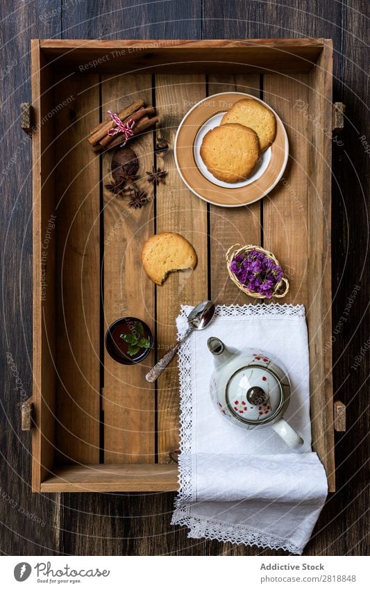 Teekanne mit Tasse grünem Tee mit Minze Zimt Vogelperspektive Serviette trinken heiß Lebensmittel Kekse lecker Gesundheit natürlich Holz Holzkiste Nahaufnahme