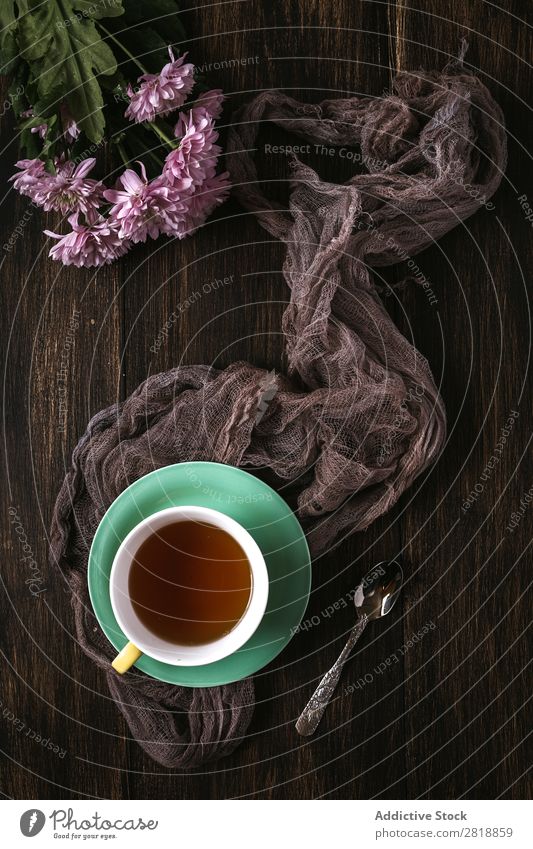 Tasse Tee mit floralem Hintergrund mit roten und weißen Tulpen und Margeriten. Blume Hintergrundbild Blatt Dekor natürlich Natur hübsch Postkarte Zarge Farbe