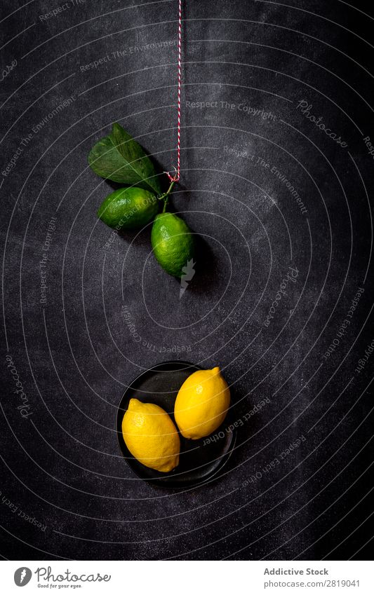 Frische Zitronen auf dunklem Tisch Frucht Lebensmittel Hintergrundbild Diät frisch grün Gesundheit natürlich organisch roh Landwirtschaft reif Vogelperspektive