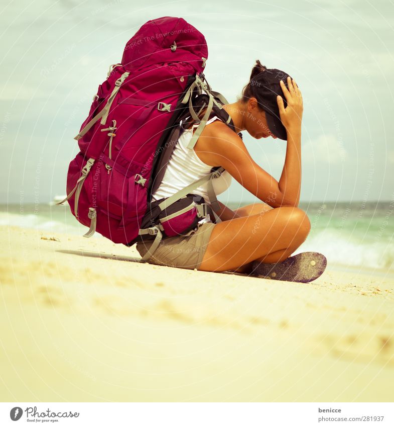 Backpacker Rucksacktourismus Ferien & Urlaub & Reisen Reisefotografie Strand Sandstrand Frau Mensch sitzen Meer Wellen Traurigkeit Müdigkeit Tourist schwer