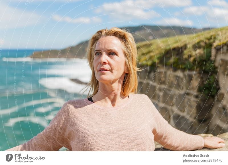 Frau, die die Natur auf dem Berg genießt. Yoga Himmel Wolken blond Erholung Yoga praktizieren Achtsamkeit Aussicht Landschaft donostia gros San Sebastián