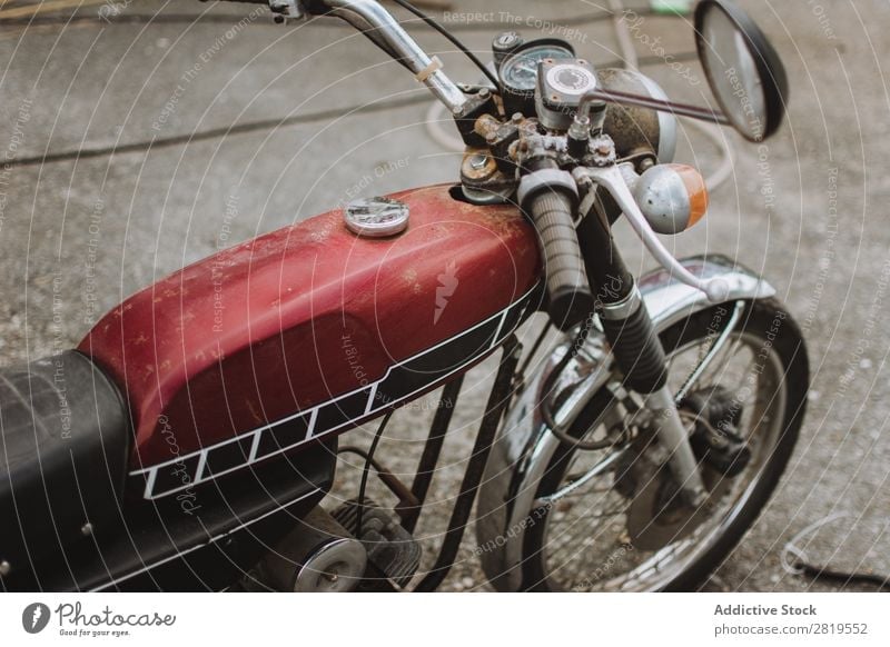 Rotes Vintage-Bike Motorrad Rost altehrwürdig Fahrzeug Fahrrad Lokomotive retro Metall klassisch Grunge Stahl Ausritt Verkehr Stil dreckig Eisen Laufwerk
