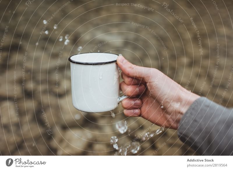 Handwaschwasser aus der Tasse Geplätscher Wasser Sauberkeit Gesundheit Gießen frisch Tropfen trinken liquide platschen Reinheit anschaulich nass Erfrischung