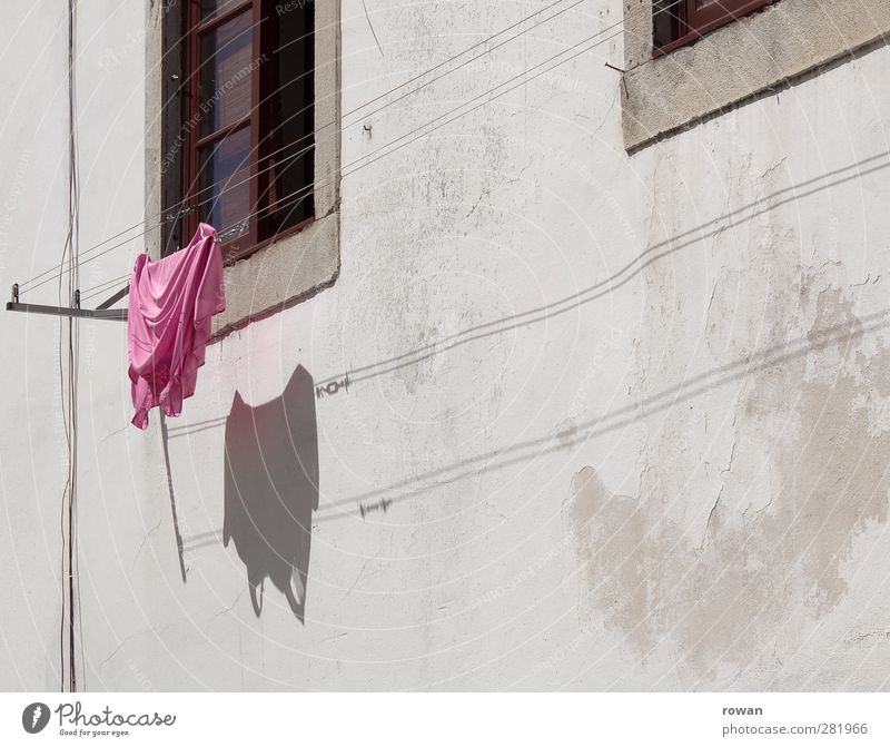 hang loose Haus Bauwerk Mauer Wand Fassade Klischee Wärme Süden Portugal rosa Bekleidung trocknen Sommerurlaub Sonne Schatten Fenster Wäsche Wäscheleine Bluse