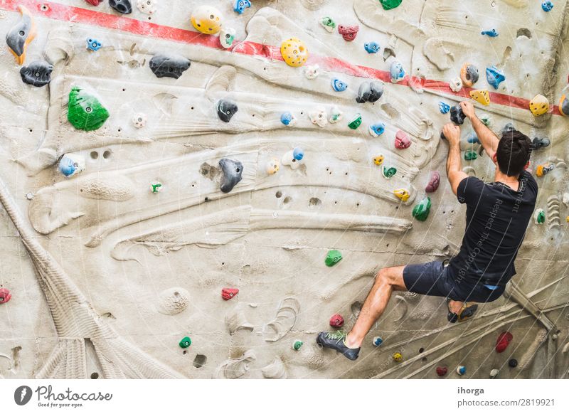 Mann übt Klettern an einer künstlichen Wand in Innenräumen. Lifestyle Freude Freizeit & Hobby Sport Bergsteigen Erwachsene 1 Mensch 18-30 Jahre Jugendliche