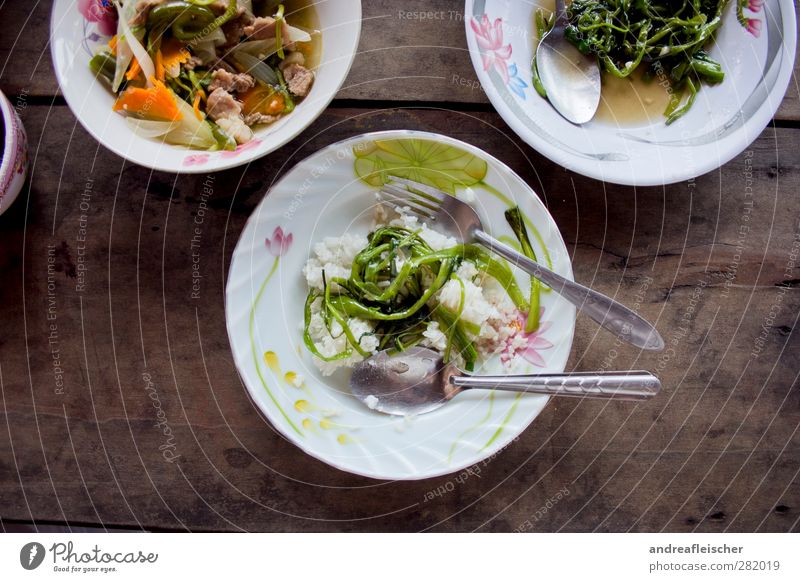 kambodschanisches essen. Lebensmittel Fleisch Gemüse Kräuter & Gewürze Ernährung Mittagessen Asiatische Küche Geschirr Teller Besteck Messer Gabel Löffel