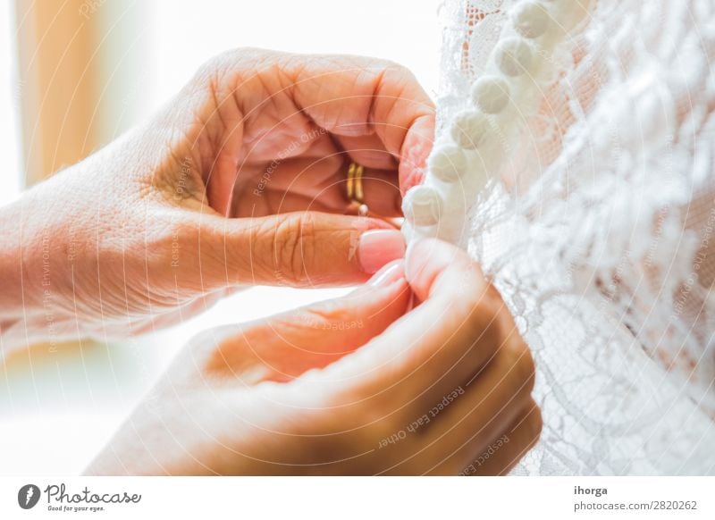Vorbereitung der Braut am Morgen auf den Hochzeitstag Reichtum elegant Stil Freude schön Feste & Feiern Frau Erwachsene Hand Finger Mode Bekleidung Kleid Liebe
