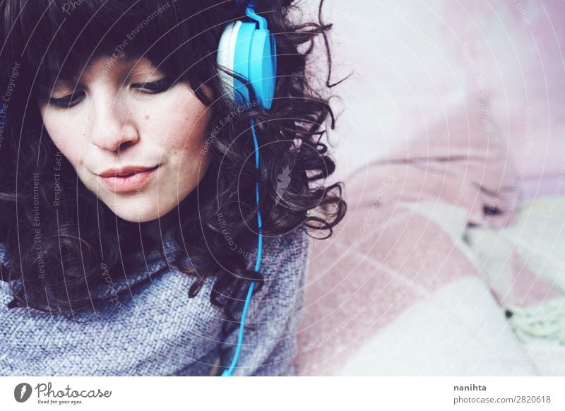 Junge brünette Frau beim Musikhören Lifestyle Stil schön Gesicht Leben Erholung Freizeit & Hobby Freiheit Schlafzimmer Headset Technik & Technologie