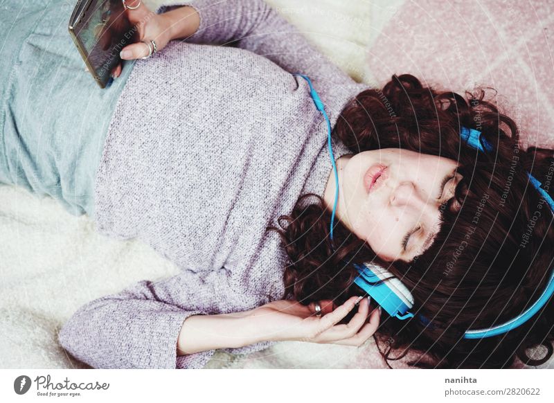 Junge brünette Frau, die in ihrem Schlafzimmer Musik hört Jugend Kopfhörer heimwärts Lifestyle cool Technik & Technologie Leben hübsch Gesicht Schönheit schön