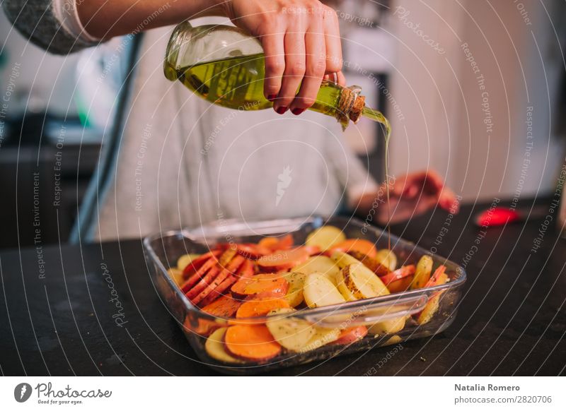 eine Person, die Kartoffeln kocht Gemüse Essen Mittagessen Abendessen Diät Tisch Küche Mensch Frau Erwachsene Hand Natur Holz frisch natürlich gelb grün Farbe