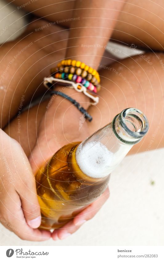 una cerveza por favor Bier Flasche Bierflasche Frau Mensch Hand Finger festhalten sitzen Strand Alkohol Ferien & Urlaub & Reisen Sandstrand Getränk Nahaufnahme
