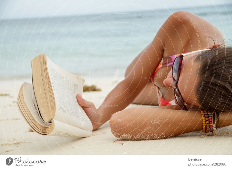 beach read Frau Mensch Tourist Buch lesen Brille Strand liegen Bildung Printmedien Sommer Tourismus Erholung ruhig Meer Wasser 1 Mensch brünett Europäer Sand