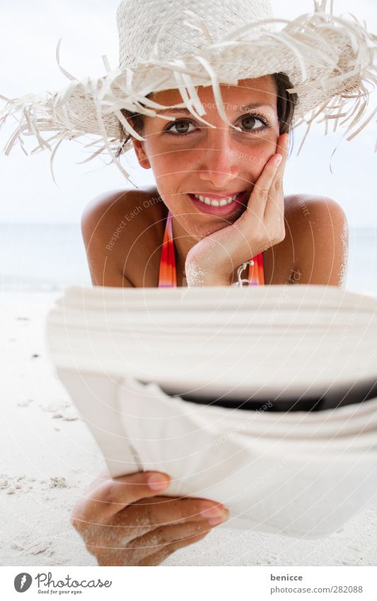 strand-leseratte Frau Mensch Tourist feminin Buch lesen Strand liegen Liege Bildung Printmedien Sommer Tourismus Erholung ruhig bewegungslos Meer Wasser