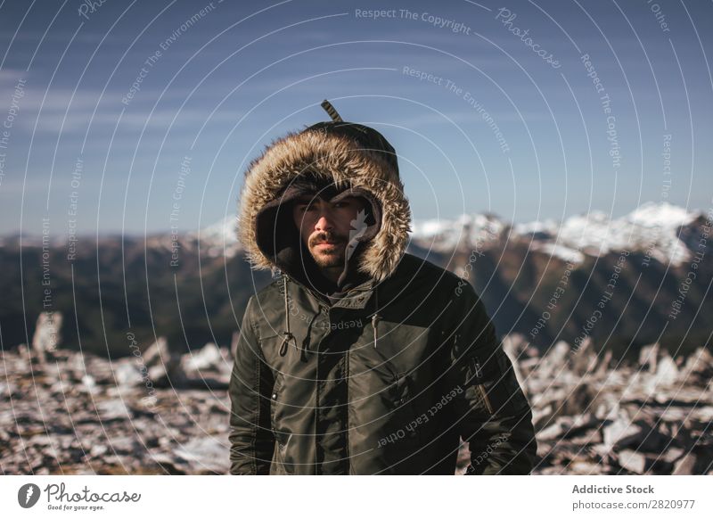 Mann in Oberbekleidung auf schneebedeckten Bergen Berge u. Gebirge Schnee Wanderer Aktion Motivation Tourist Sonnenlicht stehen Porträt Tourismus Wetter kalt
