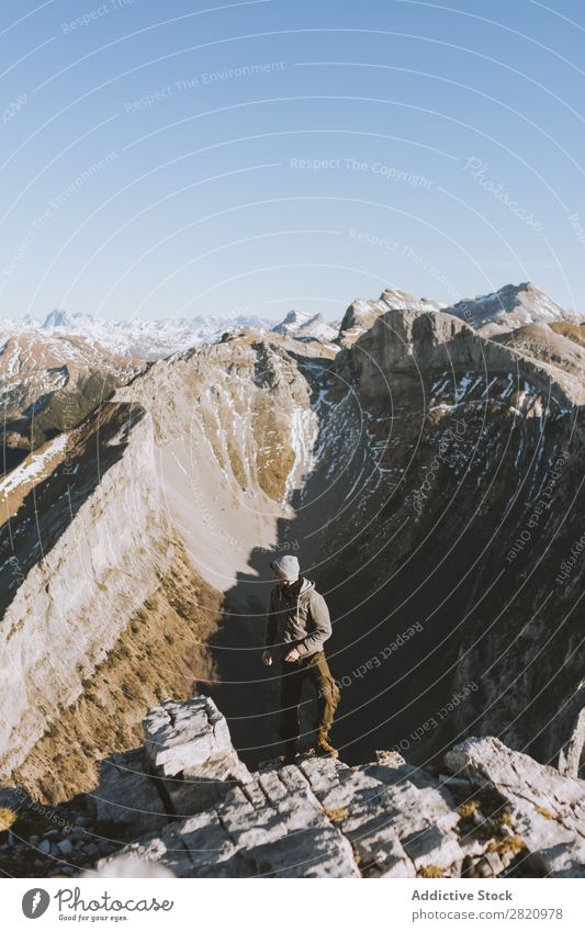Reisender auf dem Gipfel des felsigen Bergrandes Mann Börde Berge u. Gebirge Aussicht Wanderer Natur Ferien & Urlaub & Reisen Trekking Panorama (Bildformat)