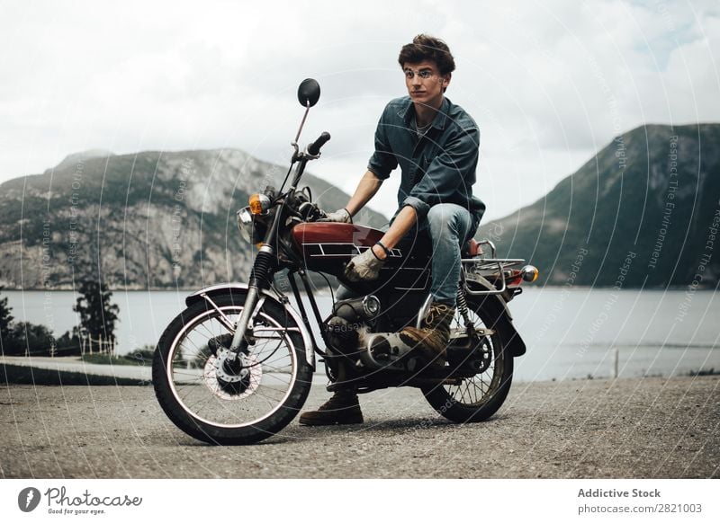 Stilvoller Mann auf dem Motorrad Motorradsportler Berge u. Gebirge Motorradfahren Landschaft Körperhaltung Verkehr brutal Reiter Fahrzeug ruhig