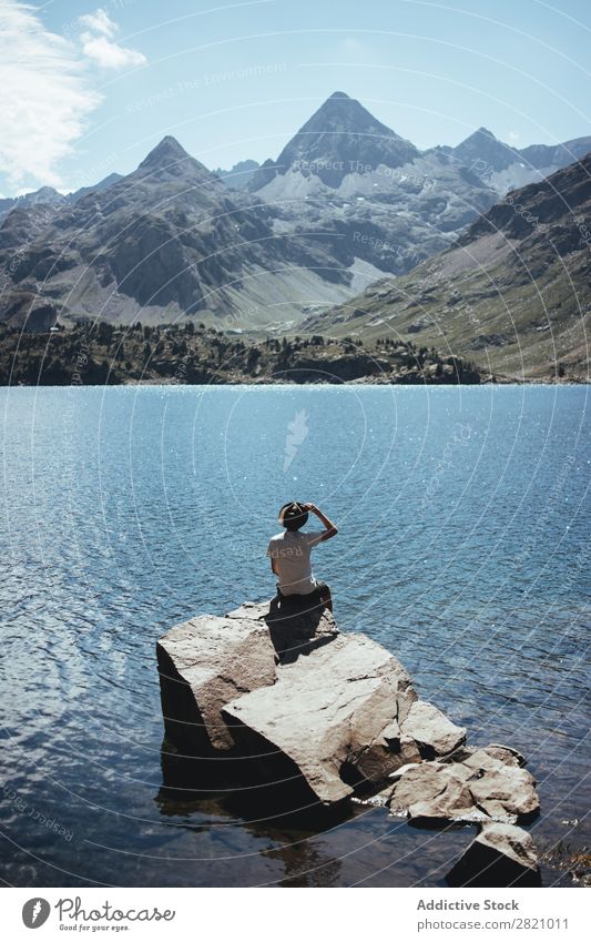 Mann auf Felsen mit Blick auf den See sitzen Wegsehen Natur Wasser Ferien & Urlaub & Reisen Landschaft Mensch Lifestyle Jugendliche Berge u. Gebirge Tourismus
