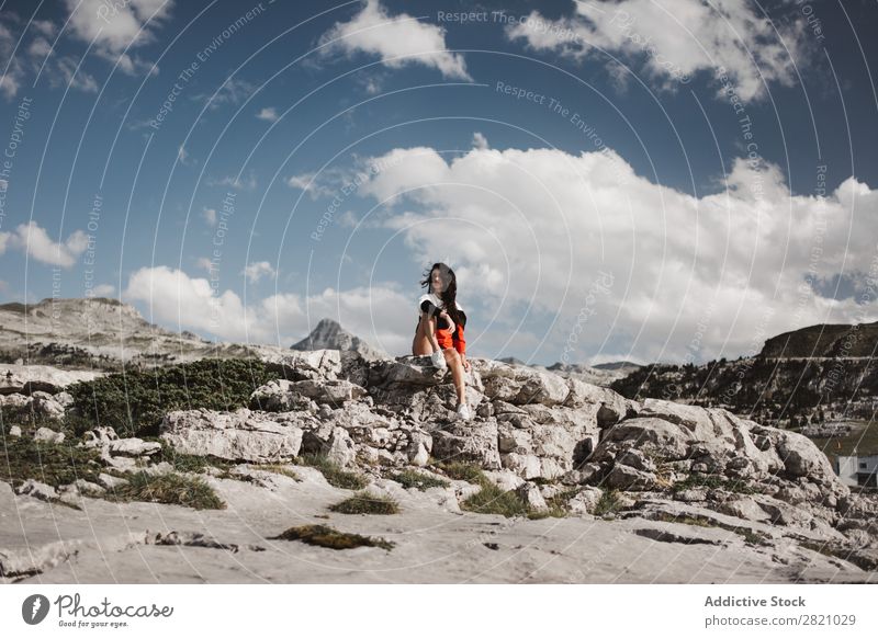 Junge Frau sitzt auf Felsen sitzen Berge u. Gebirge Wegsehen Ferien & Urlaub & Reisen Top Freiheit Jugendliche Natur Tourist Gipfel Abenteuer Landschaft Aktion