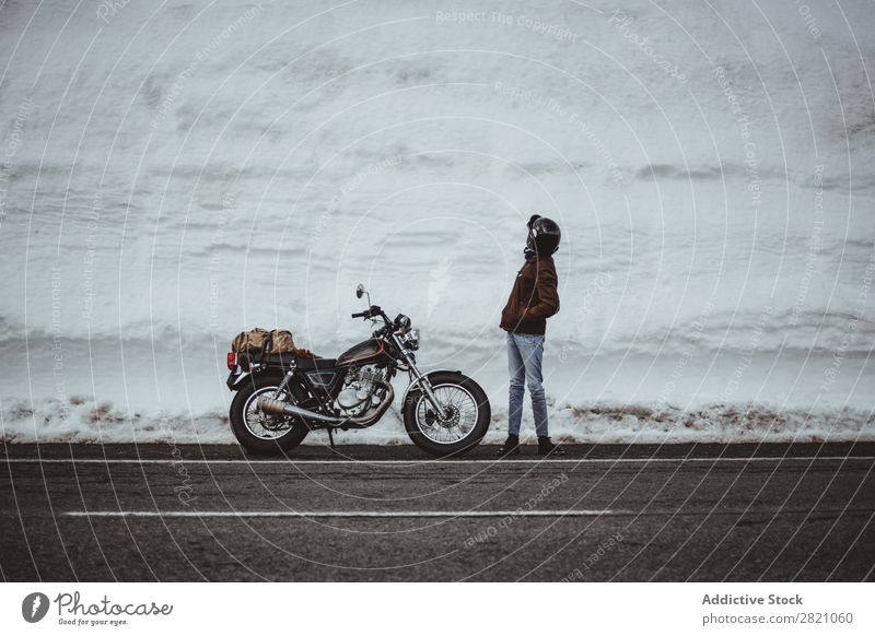 Mann mit Motorrad auf verschneiter Straße Schnee reisend Verkehr Abenteuer Natur Panorama (Bildformat) Tourismus Ausflug arrangiert Landschaft Tal Mittelgebirge