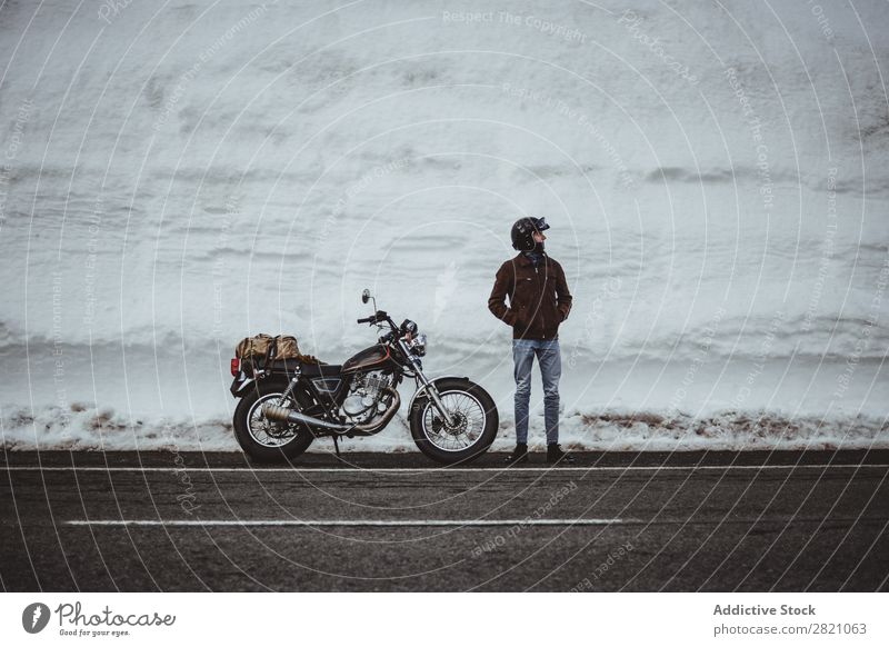Mann mit Motorrad auf verschneiter Straße Schnee reisend Verkehr Abenteuer Natur Panorama (Bildformat) Tourismus Ausflug arrangiert Landschaft Tal Mittelgebirge