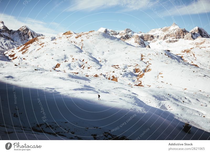 Anonymer Mann beim Trekking im Schnee Rucksacktourismus Berge u. Gebirge extrem wandern Schneefälle Abenteurer Altimeter Tourismus Jahreszeiten Sport Klettern