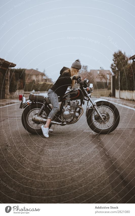 Junges Mädchen, das auf dem Motorrad posiert. Frau ernst Leder selbstbewußt Verkehr Reiter Rebell einzigartig Lifestyle Ferien & Urlaub & Reisen Natur