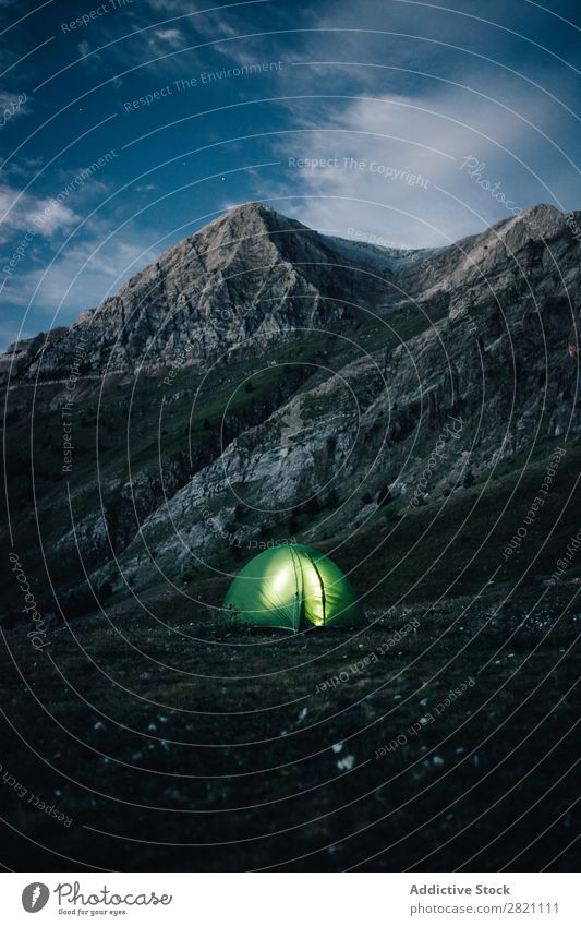 Beleuchtetes Zelt in den Bergen Berge u. Gebirge Abend erleuchten Abenteuer Tourismus Berghang Natur Landschaft Himmel Nacht wandern Licht Außenaufnahme Wildnis