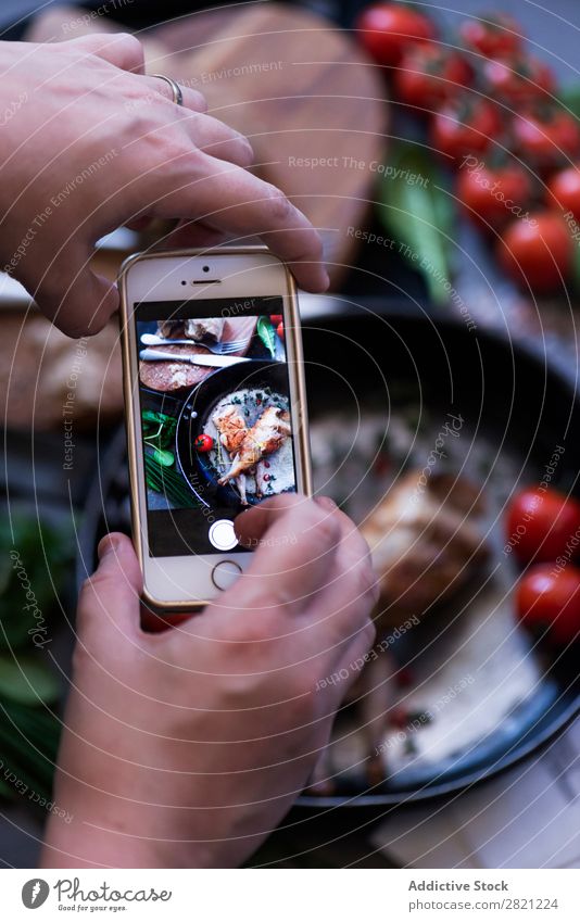 Hände machen Aufnahme von appetitanregendem Geschirr Geflügel geschmackvoll Speise Pfanne braten Hand Schuss nehmen Anzeige PDA Bildschirm Tomate serviert