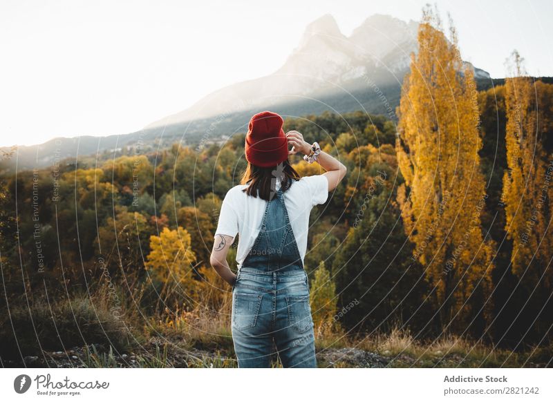 Frau mit Hut in der Natur laufen Jugendliche Mensch Lifestyle Landschaft Freizeit & Hobby Abenteuer Freiheit Jahreszeiten Herbst Baum Aussicht hübsch attraktiv
