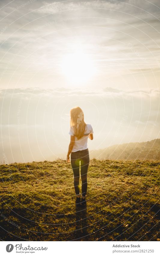 Junge Frau, die auf einem Hügel posiert. Natur genießend Freiheit Lifestyle Mensch Freizeit & Hobby Sonnenlicht Sonnenstrahlen Tag schön lieblich charmant