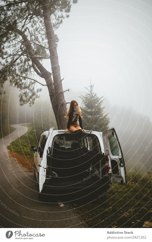 Frau sitzt auf dem Dach des Autos Top PKW Natur Lifestyle schön Ferien & Urlaub & Reisen Jugendliche Freiheit Mensch Genuss frei Einsamkeit Atmosphäre Erholung