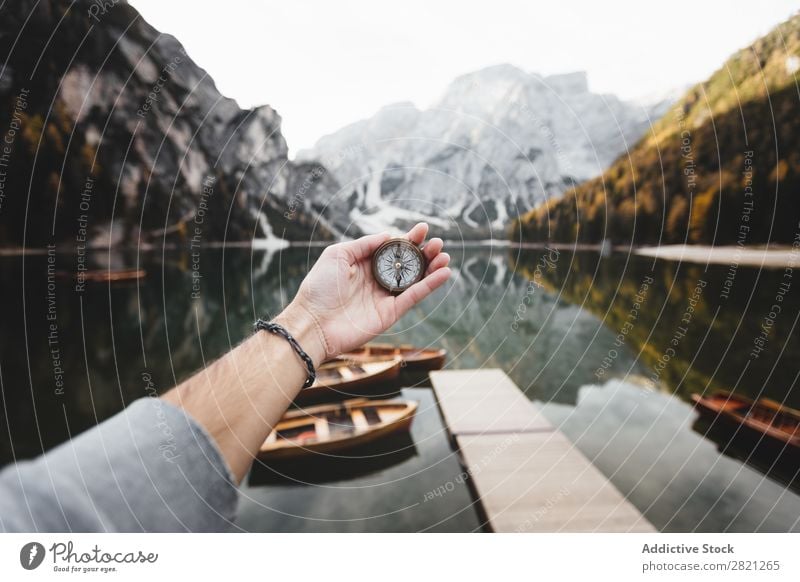 Hand mit Kompass Mensch Zirkel Berge u. Gebirge See Natur Ferien & Urlaub & Reisen Abenteuer Tourismus Reisender Ausflug Lifestyle Tourist Richtung Landschaft