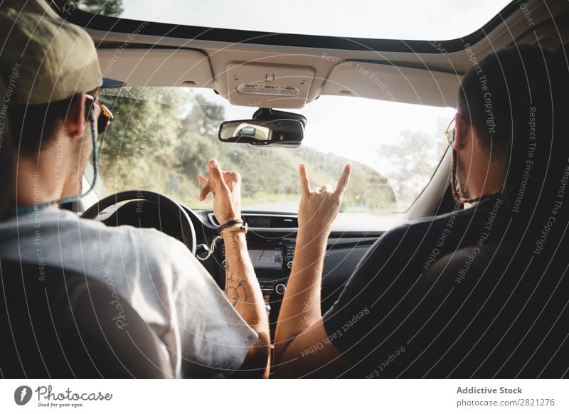 Männer, die in einem Auto gestikulieren. fahren PKW Mann Freundschaft Begrüßung Ausflug Glück Sommer Straße Ferien & Urlaub & Reisen Lifestyle Mensch Paar