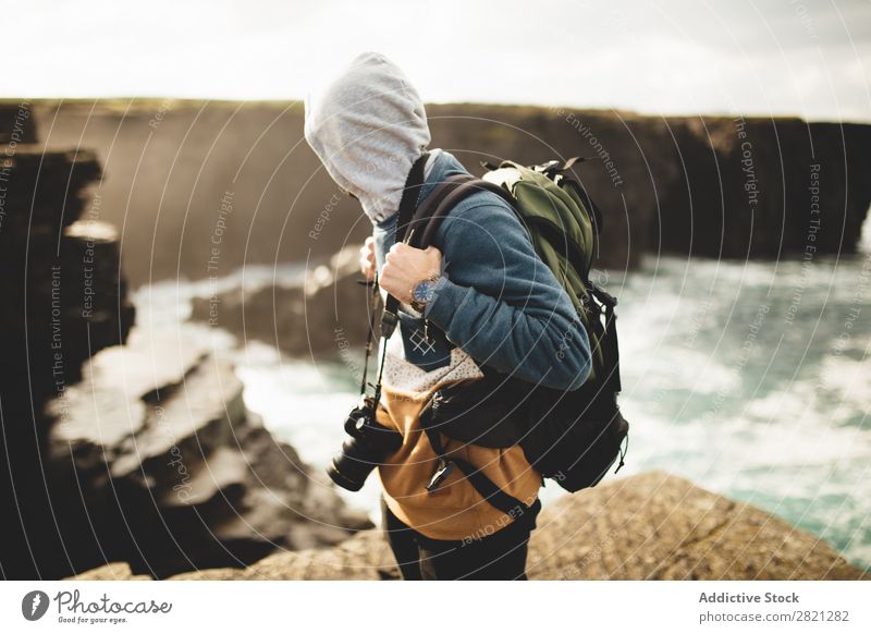 Reisender mit Fotokamera auf der Natur Mann Fotograf Rucksacktourismus professionell Fotografie Ferien & Urlaub & Reisen Tourismus Meer Abenteuer Lifestyle