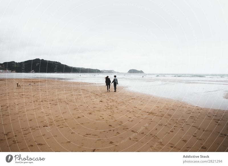 Männer, die zum Meer gehen. Mann laufen Strand Zusammensein Freundschaft Paar Homosexualität Wasser Sand Ferien & Urlaub & Reisen Jugendliche alternativ Natur