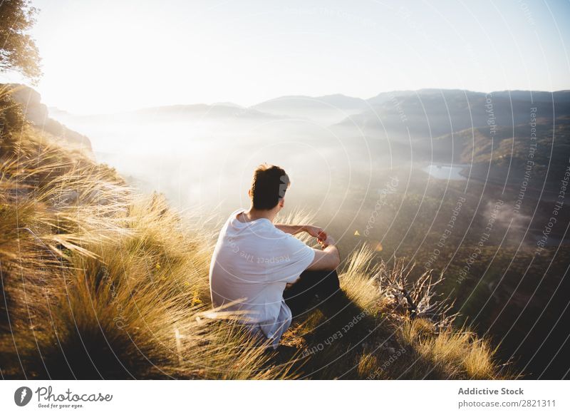 Mann auf dem Hügel sitzend Berge u. Gebirge Landschaft Aussicht PDA Netzwerk Wetter laufen Erholung Technik & Technologie Tourismus Reisender