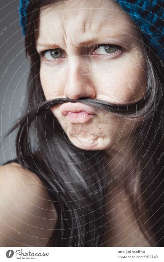 schnurrrbarrrt Frau Erwachsene Gesicht 1 Mensch 18-30 Jahre Jugendliche Mütze brünett langhaarig Haarsträhne frech lustig natürlich feminin Bart verkleiden