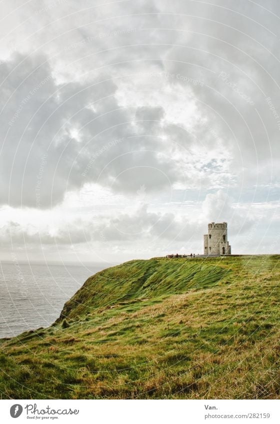 Land's End Natur Landschaft Wasser Himmel Wolken Gras Wellen Küste Meer Klippe Republik Irland Turm Bauwerk Cliffs of Moher grau grün Farbfoto Gedeckte Farben