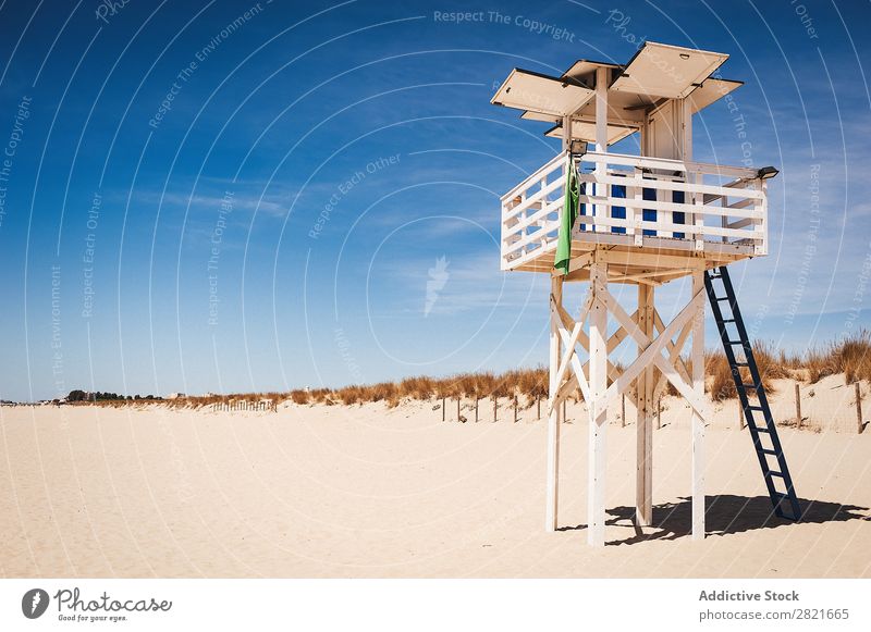 Rettungsschwimmerstation am sonnigen Strand Turm Konstruktion Sonnenstrahlen Sommer Tag heiß Sand Menschenleer abgebrochen ausleeren weiß Holz Blauer Himmel