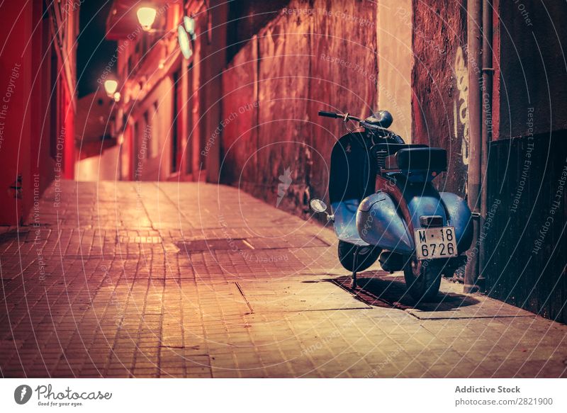 Roller auf der Nachtstraße geparkt Straße dunkel Kleinmotorrad blau Stadt Licht Großstadt Gebäude Architektur Gasse Asphalt Ferien & Urlaub & Reisen Abend Weg