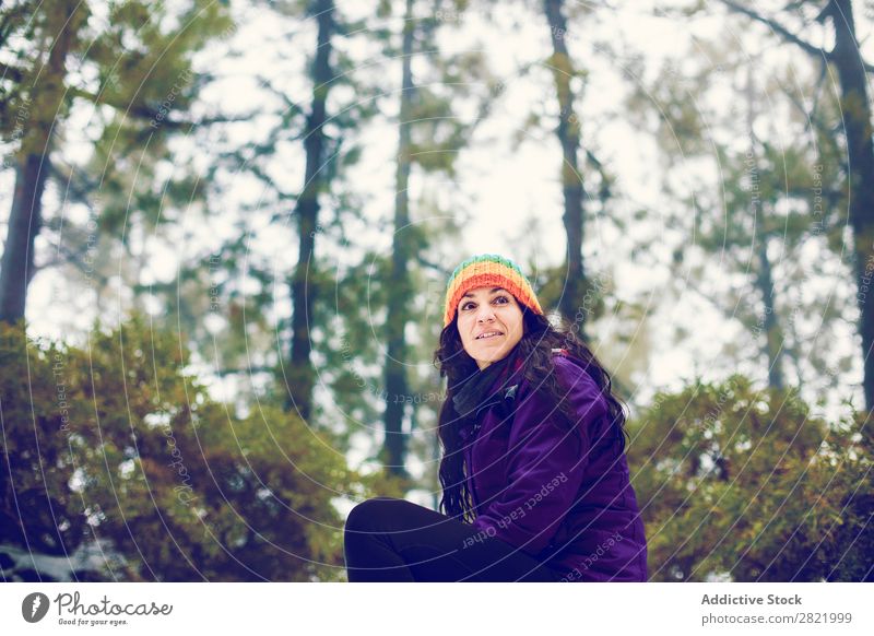 Frau, die im Wald posiert. Schneebälle Spielen Werfen Spaß haben Entertainment Freizeit & Hobby Aktion Bewegung Winter Natur Außenaufnahme