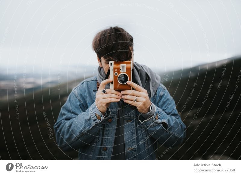 Fotograf beim Zielen mit einer Oldtimer-Kamera Fotokamera Natur altehrwürdig braun Mann Fotografie Linse Lifestyle Ferien & Urlaub & Reisen zielen Fokussierung