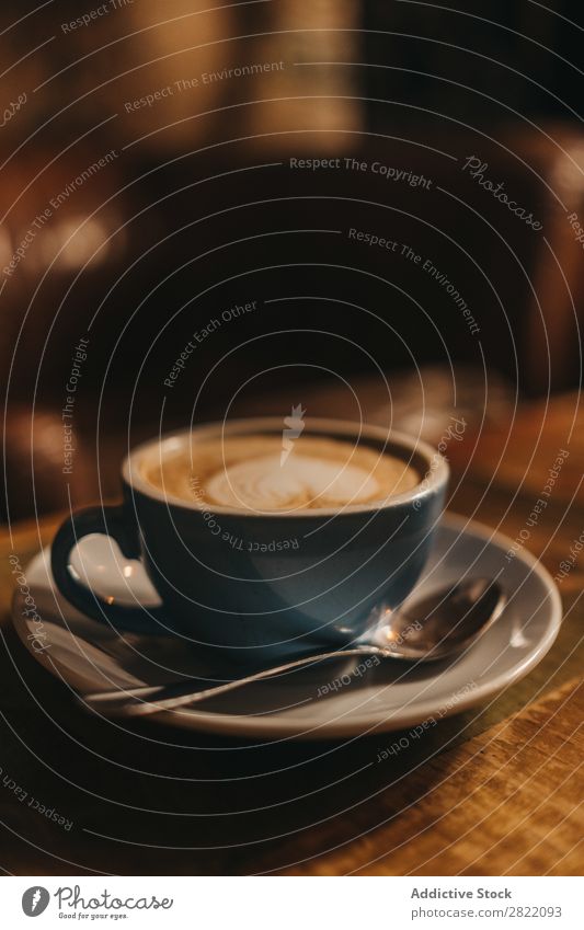 Tasse Latte mit Herz Kaffee Tisch trinken heiß braun Schaum Café Cappuccino Frühstück Becher Keramik blau Getränk Lebensmittel frisch Kunst Untertasse Holz