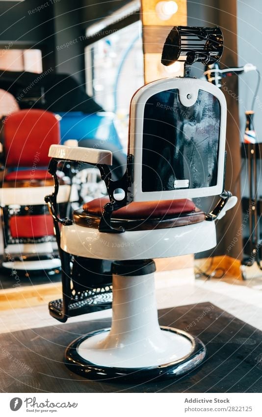 Leerer Stuhl im Friseursalon Innenarchitektur Salon Gerät Beautyfotografie Design Stil Mode ausleeren Spiegel modern Studioaufnahme kaufen Menschenleer