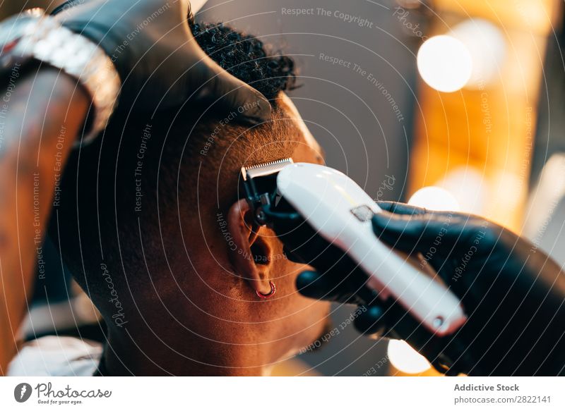 Maschinenpflege Männerkopf Friseursalon Kunde Haarkleid Behaarung Salon schwarz Mann Jugendliche Klient Haare schneiden Haare & Frisuren Fürsorge professionell